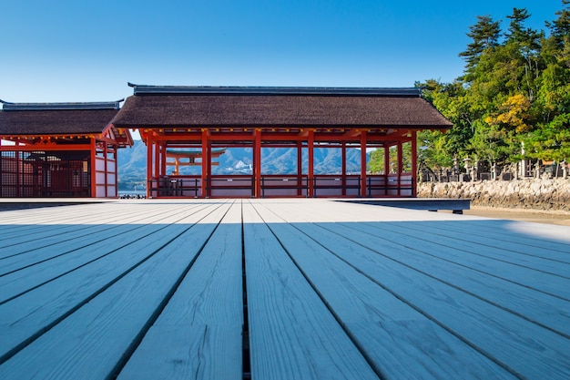 Foto pavimento del tempio di legno giapponese