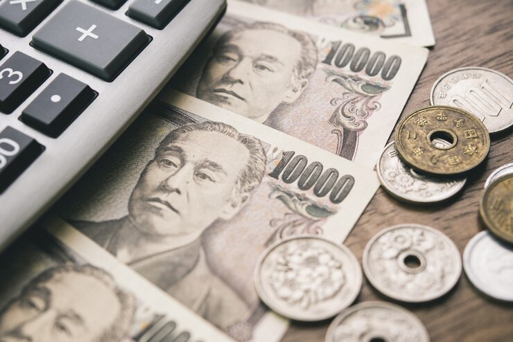 Photo 日本円の紙幣とテーブルの上の電卓とコイン