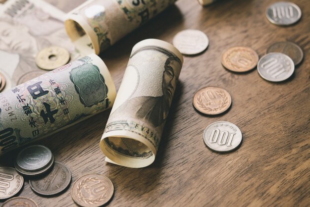 나무 테이블에 일본 엔 돈 지폐와 동전