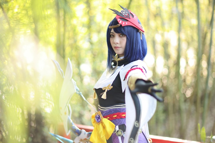 Photo japanese young woman hunter cosplay with bow on japanese garden person