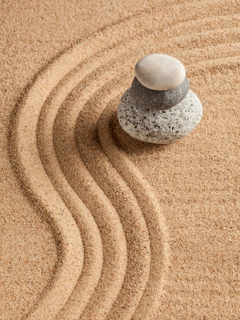 日本の禅石庭リラクゼーション瞑想シンプルさバランスコンセプト小石とかき集めた砂