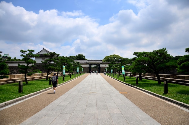 Japanners en reiziger buitenlander wandelen naar binnen het kasteel van Osaka reizen en bezoeken het kasteel van Osaka in de regio Kansai op 10 juli 2015 in Osaka, Japan