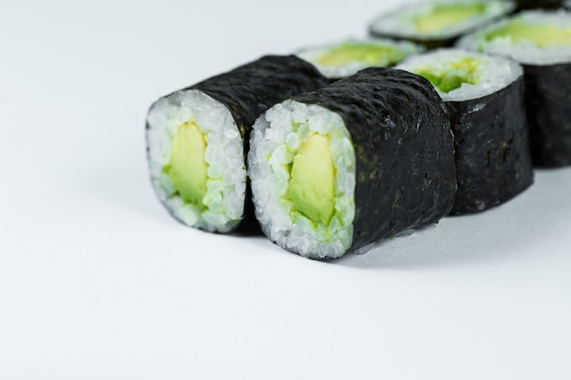 Japans eten. Broodjes met rijpe avocado, verse rijst met groenten in nori. Vegetarische broodjes