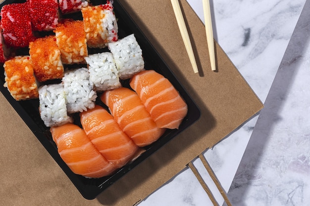 Japans eten concept. Geassorteerde sushi meenemen in doos. Om te gaan. Levering. Zeevruchten