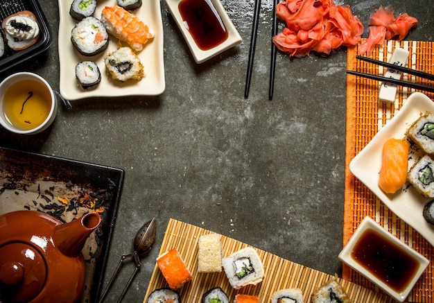 Japans eten. Geurige thee, sushi en broodjes met ingemaakte gember en sojasaus.