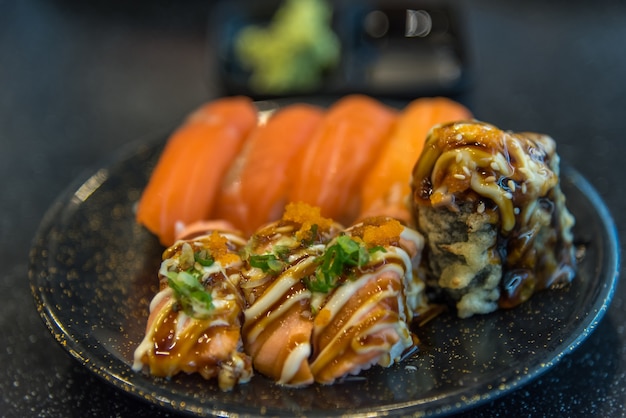 Japans eten in verschillende soorten sushi met zeewiersalade en gari (gember)