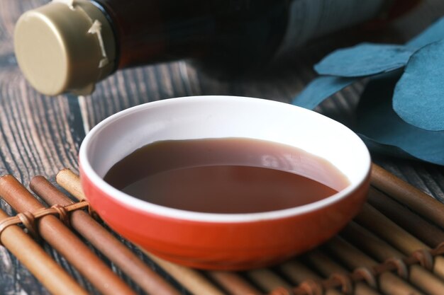 Japans eten kookset met sojasaus bamboestokken op houten tafel