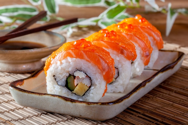 Japans eten met zalm sushi roll