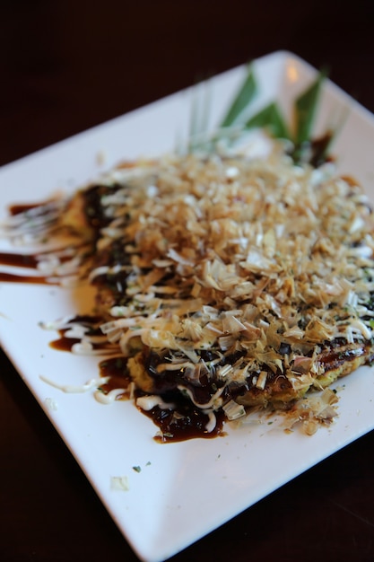 Foto japans eten okonomiyaki, japanse pizza