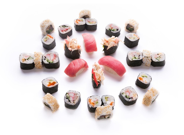 Japans eten restaurant levering - tonijn sushi maki, zalm broodjes en pittige gunkans grote partij schotel set geïsoleerd op witte achtergrond