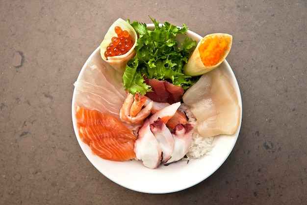 Japans eten sashimi gesneden vis Sashimi met zalm vis garnalen tonijn steen achtergrond