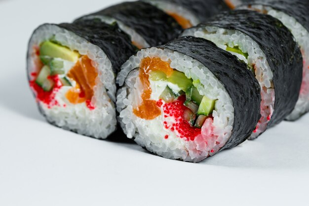 Japans eten sushi in nori blad met avocado, verse vis en rode kaviaar op witte plaat