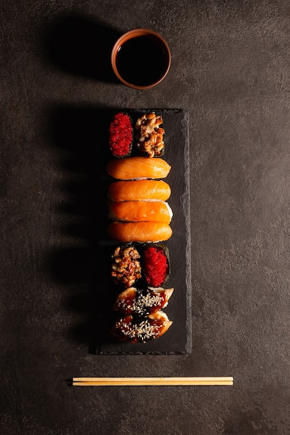 Japans eten, sushi op een zwarte plaat, bovenaanzicht