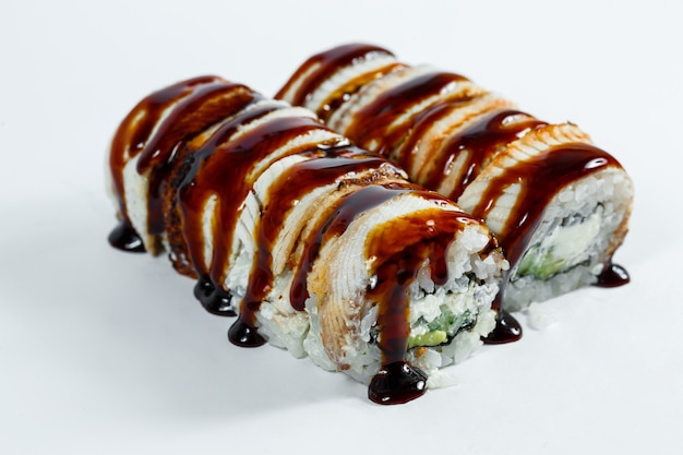 Japans eten sushi rolletjes met paling en roomkaas gegarneerd met unagi saus