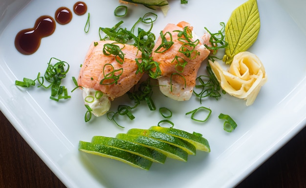 Japans eten. Zalmrolletjes met garnalen geserveerd met mierikswortel en wasabi.