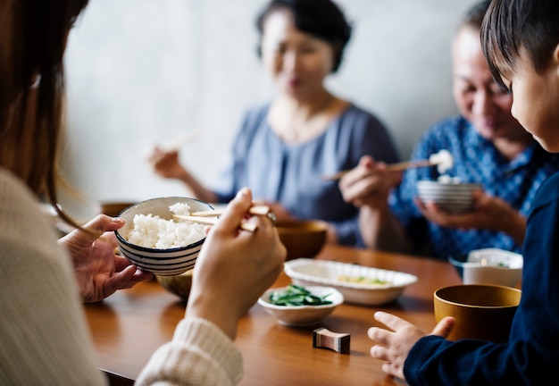 Foto japans familie eten