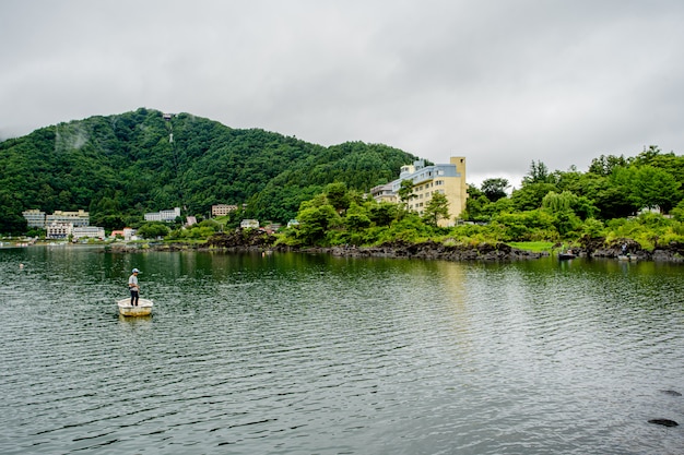 Japans meer in de buurt van Fuji mount met fisher man