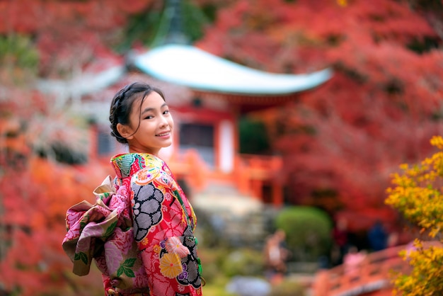 Japans meisje in kimono traditionele kleding