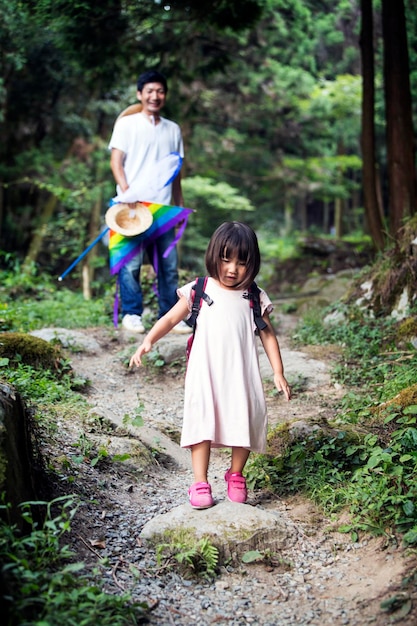 Japans meisje met lichtroze zonnejurk en rugzak