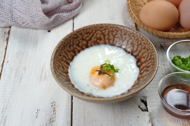 japans onsen ei of zacht gekookt ei op tafel