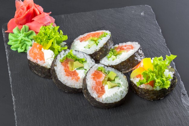 Japans restaurant, sushi roll op zwarte leisteen plaat.