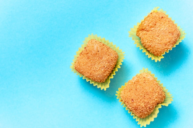 Japans rijstdessert op een blauw Aziatisch mochi-dessert als achtergrond