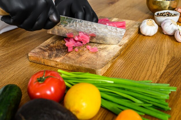 Japans sashimi koksmes, snijd de rauwe tonijn voor het koken van Tartaar.