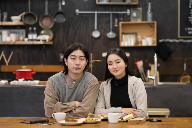 Japans stel poseren in een restaurant