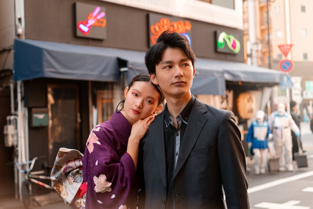 Foto japans stel viert volwassenheidsdag en poseert buiten in de stad