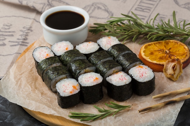 Foto japans sushi eten. rol nori in met rijst, sneeuwkrab en kaviaar.