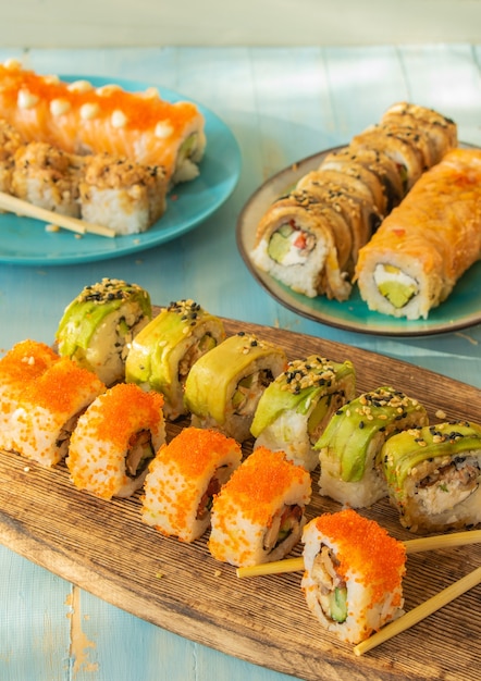 Japans sushivoedsel maki en broodjes met geassorteerde tonijnzalmgarnalen selectieve aandacht