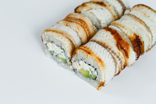Japans traditioneel eten. Sushi rolls classic met verse paling en roomkaas en kaviaar