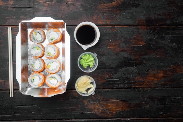 Japans voedselconcept. Catering, diverse soorten sushi philadelphia-broodjes en gebakken garnalenbroodjes geplaatst, op oude donkere houten lijst