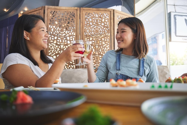 Japans vrouwenrestaurant en toast met sushi-glimlach en gefeliciteerd met lekker eten of denken aan Aziatische vrienden blij en succes met visalcohol of ontspannen in dinerwijn en bedankt