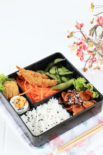 Japanse Bento Box met Egg Nugget Ebi Furai Edamame en Teriyaki Worst