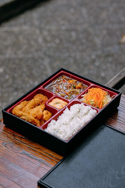 Foto japanse bento-eten op een houten tafel