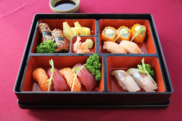 Japanse Bento sushi en soba