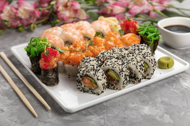 Japanse broodjes met saus op een witte plaat