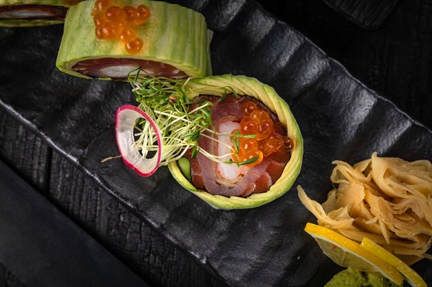 Japanse broodjes op een donkere plaat in een restaurant