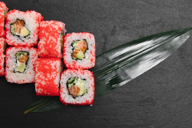 Japanse broodjes op zwarte achtergrond geïsoleerd met reflecties