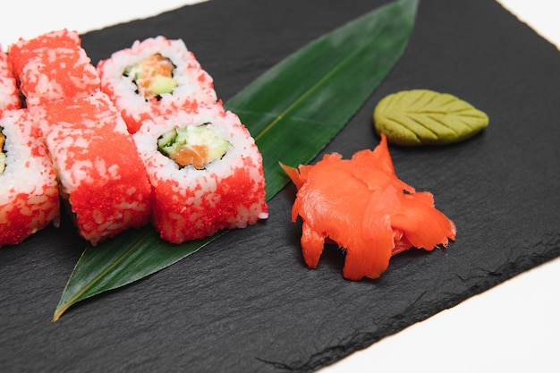 Japanse broodjes op zwarte achtergrond geïsoleerd met reflecties