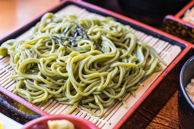 Japanse Cha Soba (Groene thee Soba) in schotel