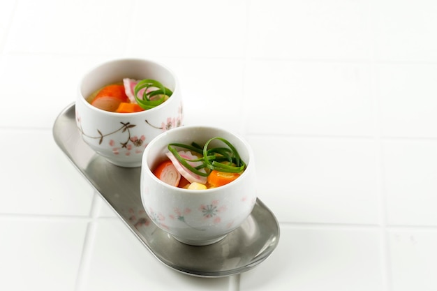 Japanse Chawanmushi op witte tafel