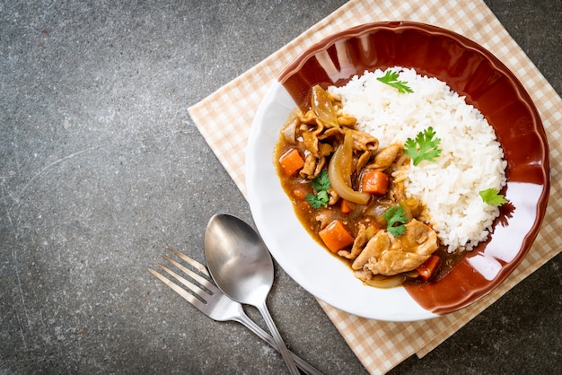 Japanse curryrijst met gesneden varkensvlees, wortel en uien