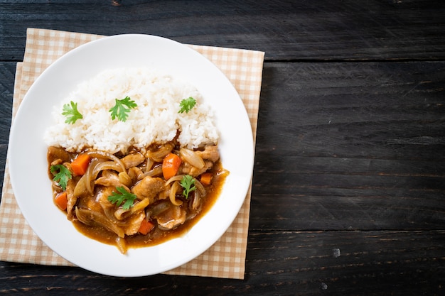 Japanse curryrijst met gesneden varkensvlees, wortel en uien