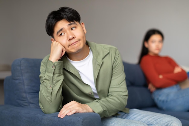 Japanse echtgenoten negeren elkaar terwijl ze apart in de woonkamer zitten