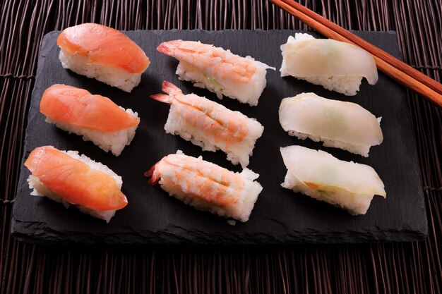 Japanse eetstokjes van de voedselsushi zwarte lei