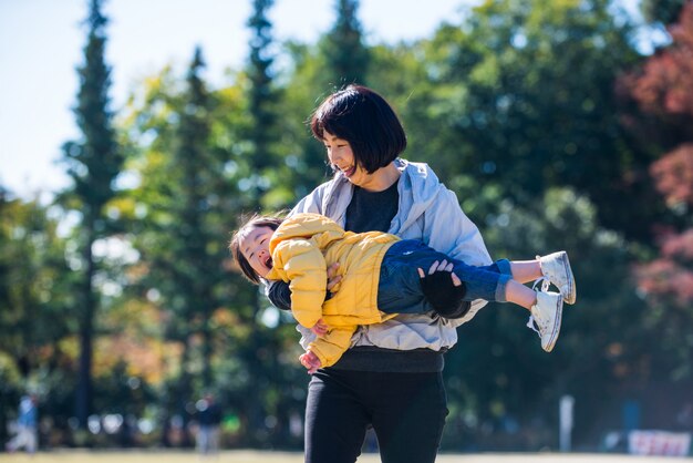 Japanse familie in een park