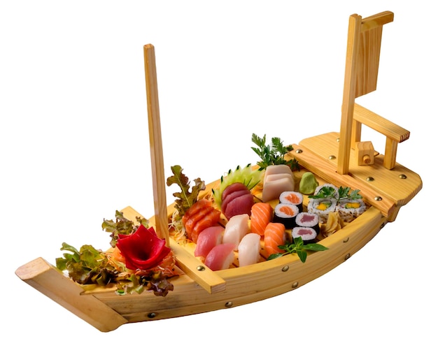 Japanse foodmix inclusief sushi en sashimi op houten bak