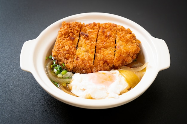 Japanse gebraden varkenskotelet (katsudon) met uiensoep en ei - Aziatische voedselstijl